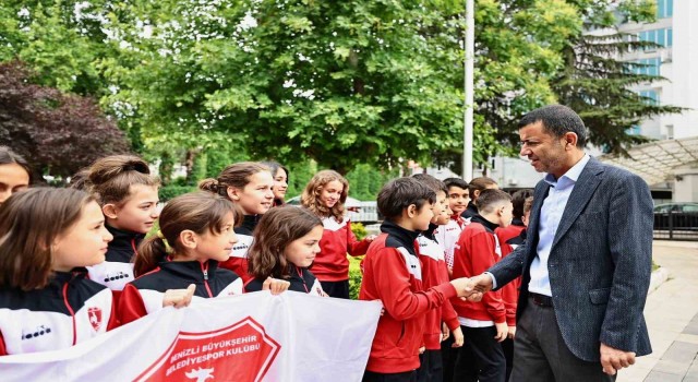 Başkan Çavuşoğlu genç yüzücüleri Antalyaya uğurladı