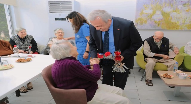 Başkan Şadi Özdemirden huzurevindeki annelere sürpriz ziyaret