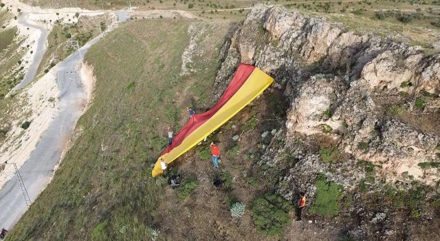 Batmanda 500 metrekarelik Galatasaray bayrağı tepeye asıldı