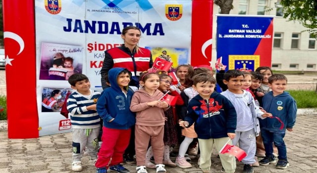 Batmanda minik öğrencilerden jandarmaya ziyaret