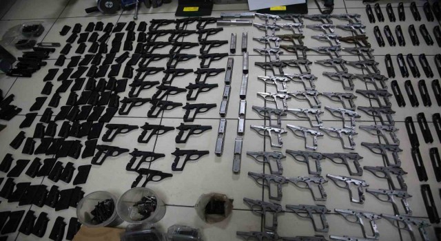 Batmanda yasa dışı silah ticaretine yönelik “Mercek-18” operasyonundan 121 ruhsatsız tabanca ele geçirildi, 4 şüpheli ise yakalandı