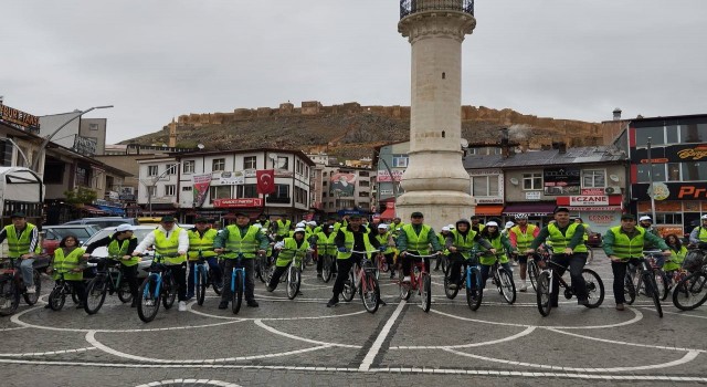 Bayburtta yağmur çamur dinlemeyen bisikletli grup pedalları sağlıklı yaşam için çevirdi