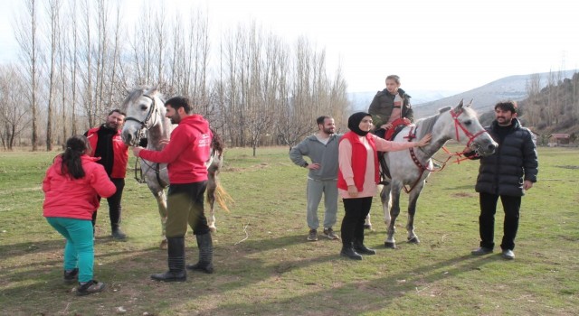 Bayburttan özel çocuklar ilk defa atlarla tanıştılar