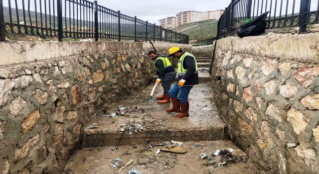 Belediye ekipleri taşkın koruma kanallarını temizledi