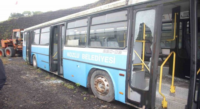 Belediyenin park halindeki otobüslerine zarar verildi