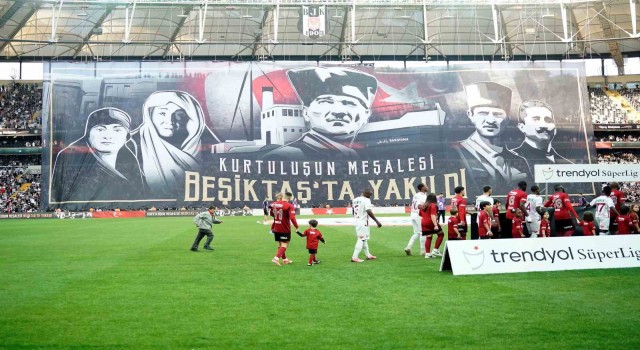 Beşiktaş tribünlerinden 19 Mayıs pankartı