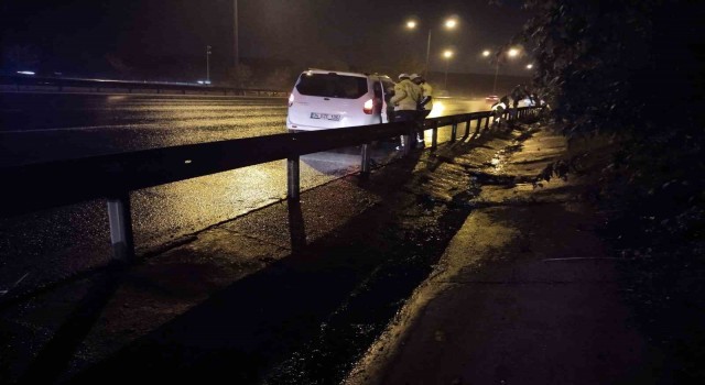 Beykozda kontrolden çıkan hafif ticari araç otomobile çarptı: 2 yaralı