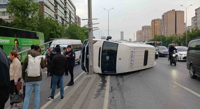 Beylikdüzü E-5te işçi servisi devrildi: 13 yaralı