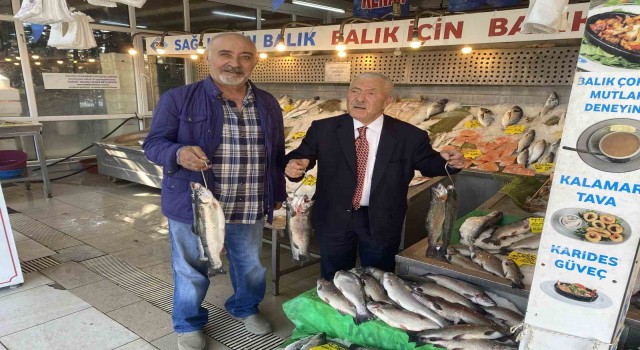 Beylikdüzünde Karadeniz somonu yüzleri güldürdü: 300 liradan 120 liraya düştü