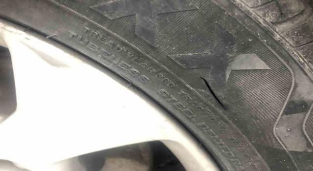 Beyoğlunda park halindeki 11 aracın lastikleri bıçakla kesildi