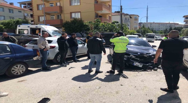 Bilecikte iki otomobil kavşakta çarpıştı, 2 yaralı
