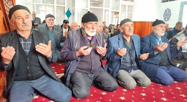 Birçok bölgede sel meydana gelirken Yozgatta yağmur için dualar edildi