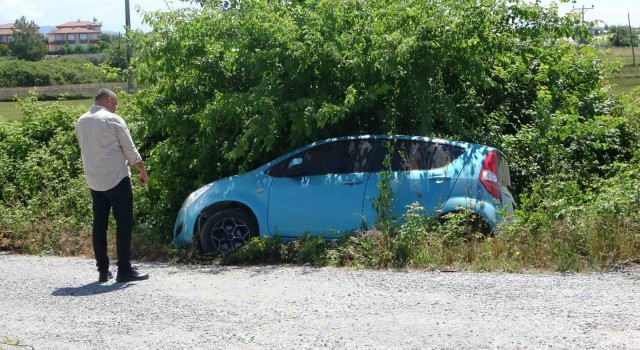 Böğürtlenler şarampole inen otomobile hava yastığı oldu, sürücünün burnu dahi kanamadı