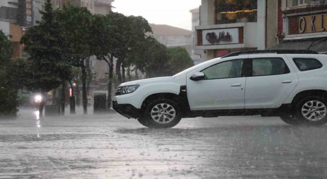 Boluda aniden bastıran sağanak hayatı olumsuz etkiledi