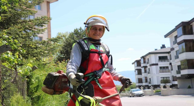 Bolunun sokaklarında anne eli: Ekmeğini şehrin sokaklarını temizleyerek kazanıyor