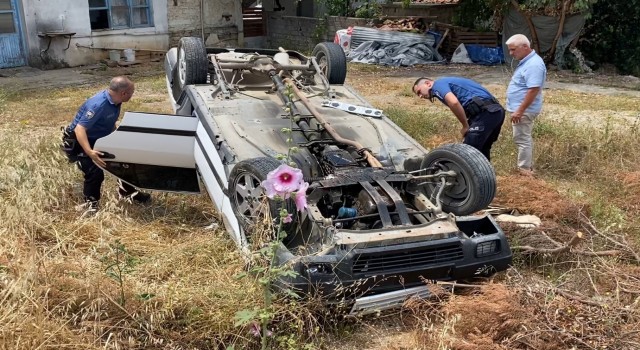 Boş araziye devrilip ters dönen otomobilde yaralı aradılar