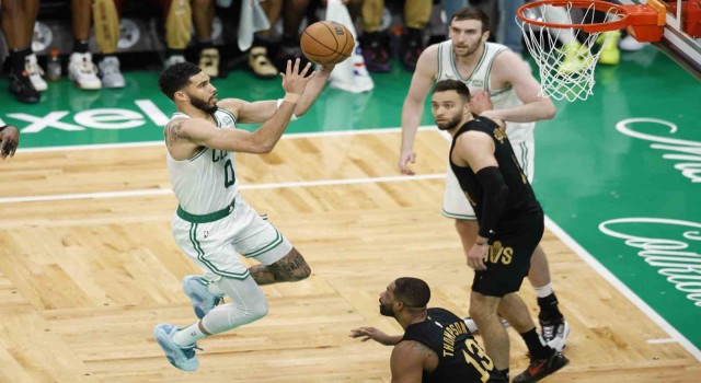 Boston Celtics 25 sayı fark attı, seride 1-0 öne geçti