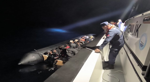Bozcaada açıklarında 45 kaçak göçmen ile 1 göçmen kaçakçısı yakalandı