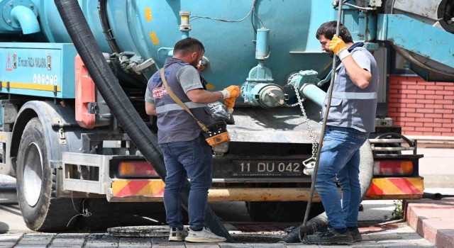 Bozüyükte yağmur suyu ve kanalizasyon hatları temizleniyor