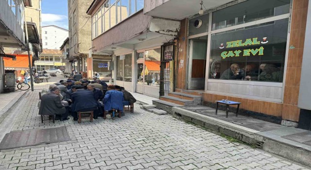 Bu kahvehanede 7den 70e herkes satranç oynuyor