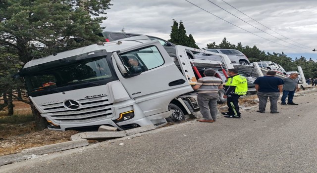 Burdurda araba yüklü tır şarampole dalarak toprak zemine saplandı