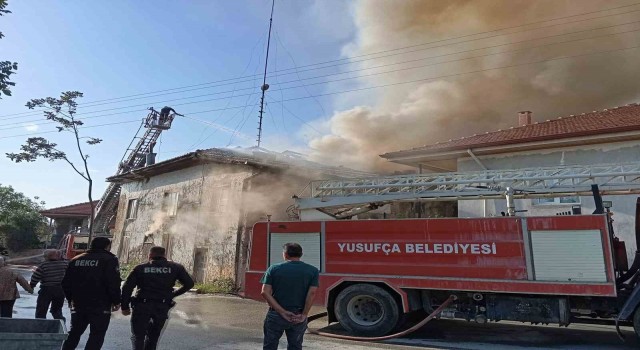 Burdurda depoda çıkan yangın evlere sıçradı: 2 ev ve 1 depo kullanılamaz hale geldi