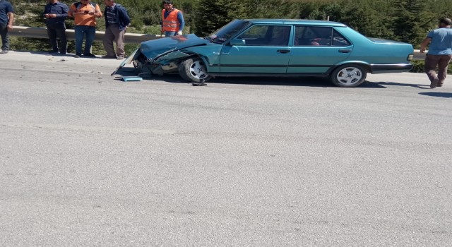 Burdurda kavşakta iki otomobil çarpıştı: 1 yaralı