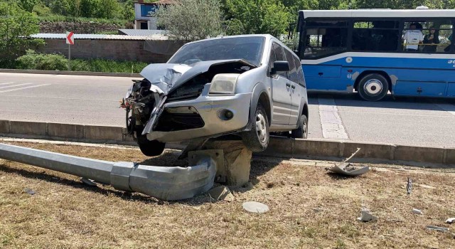 Burdurda kontrolden çıkan ticari araç refüjde çıkıp aydınlatma direğini devirdi, 1 yaralı