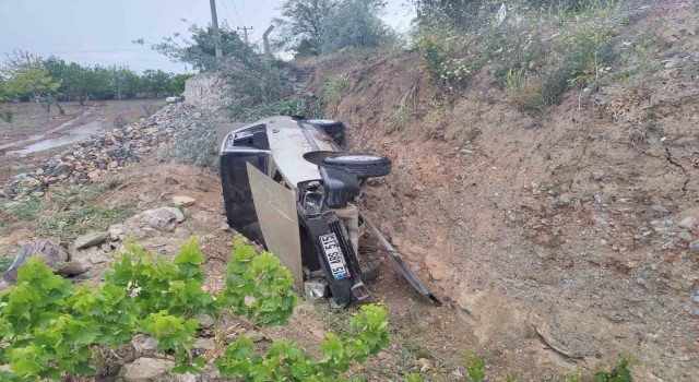 Burdurda önüne köpek çıkınca kontrolden çıkan otomobil şarampole devrildi:1 yaralı