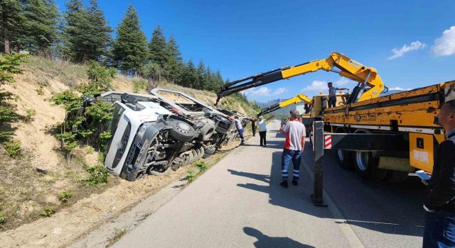 Burdurda otomobil taşıyan çekici şarampole devrildi: 1 yaralı