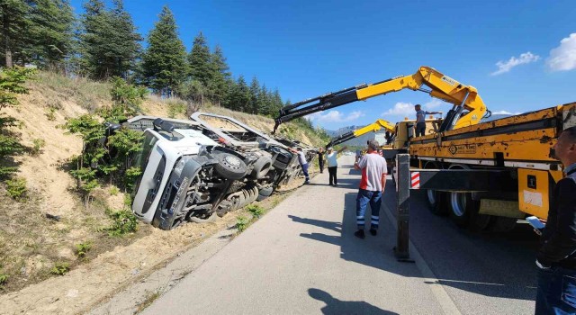 Burdurda otomobil taşıyan çekici şarampole devrildi: 1 yaralı