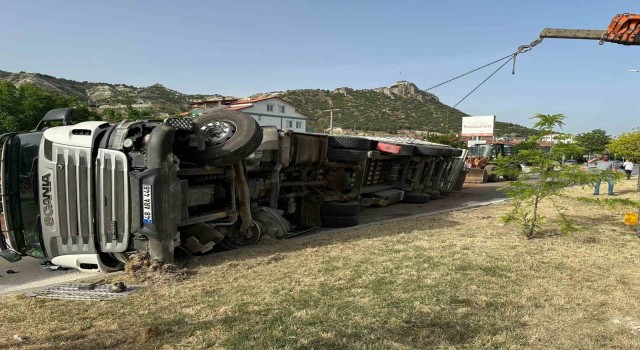 Burdurda tomruk yüklü kamyon devrildi, yol trafiğe kapandı