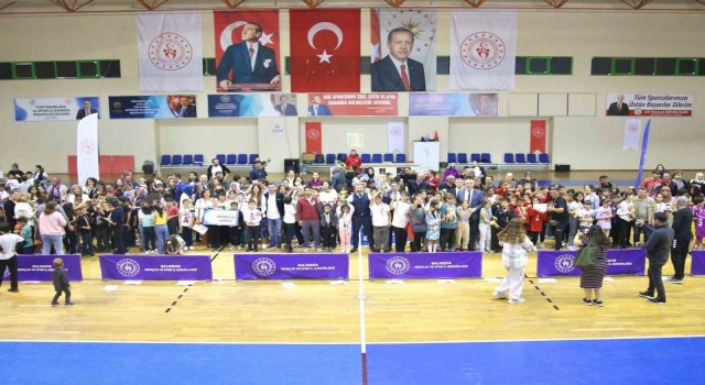 Burhaniyede Geleneksel Çocuk Oyunları ödül töreni yapıldı