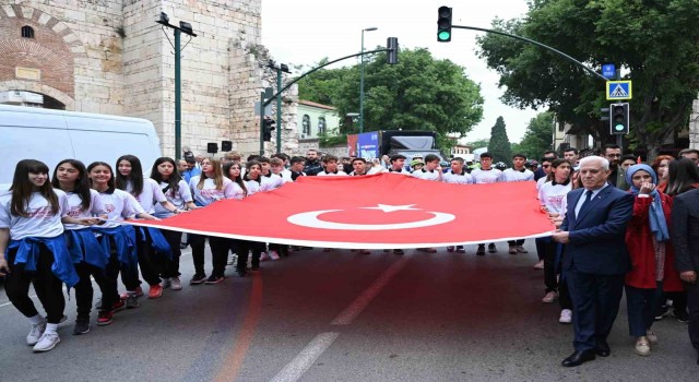 Bursada 19 Mayıs coşkusu kortej yürüyüşüyle başladı