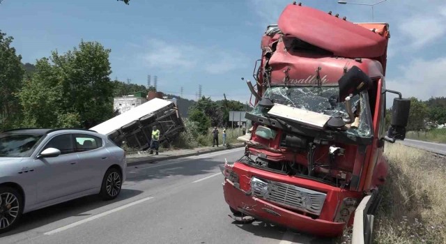 Bursada kamyon ile çarpışan tır şarampole uçtu