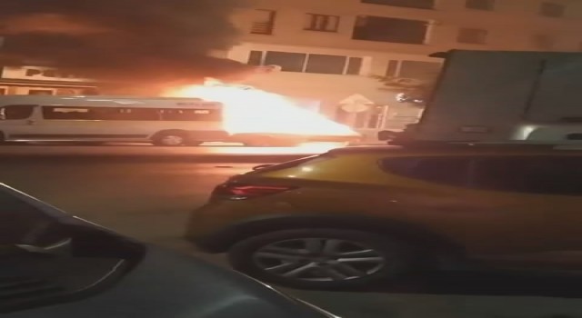 Bursada otomobil alev topuna döndü, alevler servis aracına sıçradı