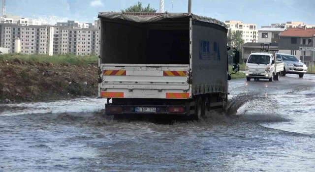 Bursada sağanak yağış hayatı felç etti