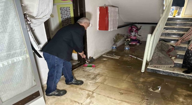 Bursada sağanak yağış hayatı felç etti: Evleri su bastı, yollar kapandı