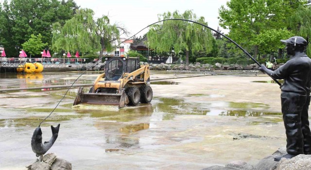 Büyükşehir, Atatürk Parkındaki süs havuzunu temizledi