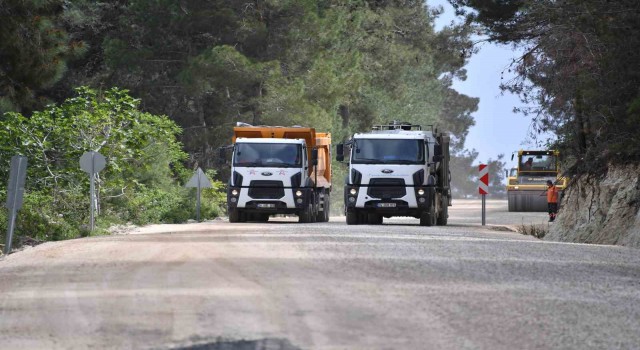 Büyükşehir Belediyesi, kırsalda asfalt sezonuna Erdemliden başladı