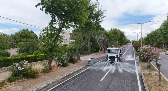 Büyükşehir Belediyesi Kuşadasındaki temizlik çalışmalarını sürdürüyor