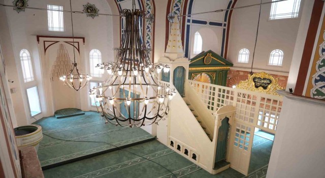 Cam döşemesinin altında sergilenen eserlerle adeta müze olan Atik Mustafa Paşa Camii ibadete açılıyor