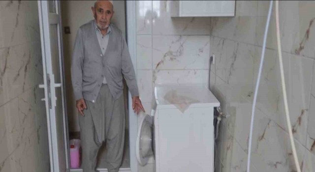 Çamaşır makinesine giren yılana ekipler müdahale etti