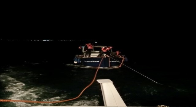 Çanakkale Boğazında içinde 5 kişinin bulunduğu tekne kurtarıldı