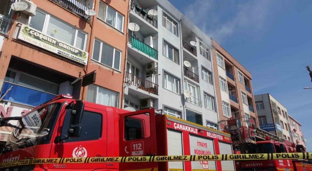 Çanakkalede 4 katlı apartmanda yangın paniği