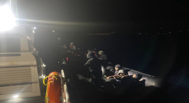 Çanakkalede arızalanan lastik bot içinde sürüklenen 32 kaçak göçmen kurtarıldı