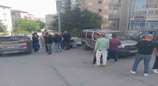 Çarpışan otomobillerin arasında kalarak yaralanan kadın kamerada