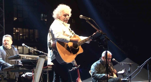 Çekmeköyde gençler 19 Mayıs konserlerinde doyasıya eğlendi