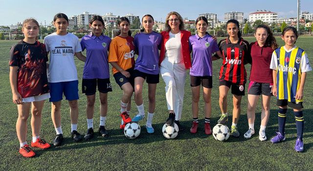 CHP’li Kaya, Kadın Futbol Takımını Ziyaret Etti