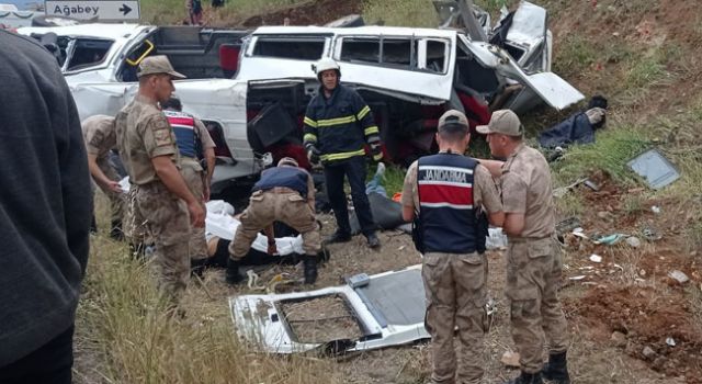 Çimento Tankeri ile Minibüs Çarpıştı: 8 Ölü, 11 Yaralı